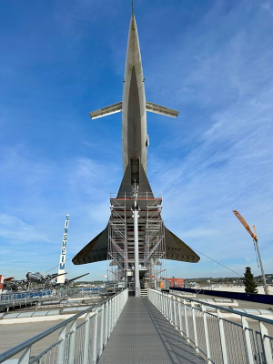 Das Gerüst wird durch das Firmenmitglied Wilhelm Layher GmbH & Co. KG bereitgestellt. Die Montage der passgenauen Konstruktion erfolgt durch das ebenfalls beteiligte Firmenmitglied Wolfgang Fuchs GmbH aus Bühlertann.
Quelle: TMSNHSP.