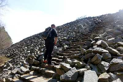 Ringwall Otzenhausen: Eine der imposantesten keltischen Befestigungsanlagen, die in Europa erbaut wurden. Heute noch als Mauerreste in einer Höhe von 10,5 Meter Steinwall erhalten und begehbar. Foto: r3/hb
