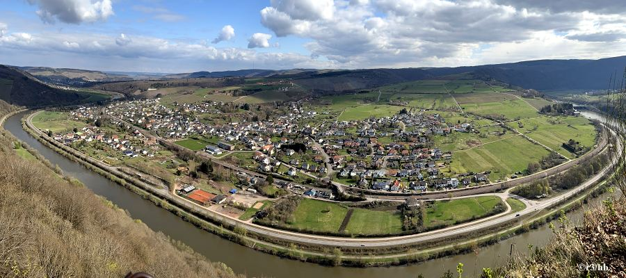 Serrig an der Saar liegt direkt gegenüber dem Plateau bei Kastel. Der Ort hoch über der Saar ist bekannt für seine römische Vergangenheit. Foto: regiodrei/hb