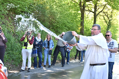 m Mittelpunkt der Motorradwallfahrt 2026 in Klausen stand die traditionelle Segnung der Motorräder. Sie wurde von Dominikanerpater Albert Seul mit reichlich Weihwasser vorgenommen. Foto: Werner Neujoks