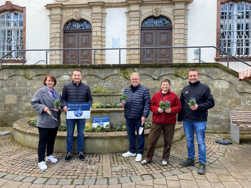 Zur Pflanzaktion in Merzig kamen Vertreterinnen und Vertreter verschiedener Institutionen zusammen. Bildquelle: Kreisstadt Merzig