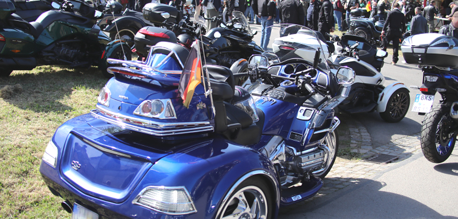 Zum 30. Mal hat die kleine Ortsgemeinde Klausen gezeigt, warum Motorradwallfahrten weit mehr sind als gewöhnliche Bikertreffen. Tausende Fahrerinnen und Fahrer aus ganz Deutschland machten sich erneut auf den Weg zum traditionsreichen Pilgerziel. Foto: Werner Neujoks