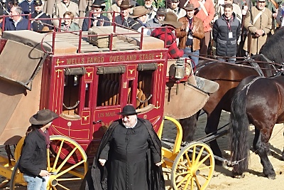 Pfarrer Alfred Binder (Pfarrverband Künzing) spendete der Westernstadt Pullman City in Eging am See den Segen am Eröffnungstag 2026: Foto: hb