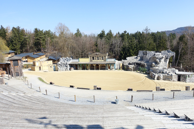 Im Freilichttheater finden 2026 die Karl-May-Spiele Pullman-City-Bayern von Juni bis September statt. Gespielt wird "Das Halbblut - Trügerisches Gold. Foto: hb