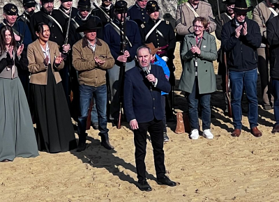 Der stellvertretende bayerische Ministerpräsident und Staatsminister für Wirtschaft, Landesentwicklung und Energie, Hubert Aiwanger, hob in seiner Ansprache unter anderem die Bedeutung von Pullman City Bayern als wichtigen Wirtschaftsfaktor für die Region hervor. Zugleich unterstrich er seine große Begeisterung für die Westernstadt und deren Engagement im Rahmen des Wiederaufbaus. Foto: hb