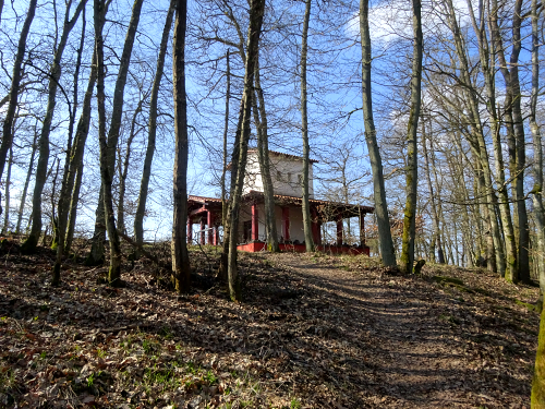 Rekonstruiertes gallo-römischen Bergheiligtums. Foto: r3/hb