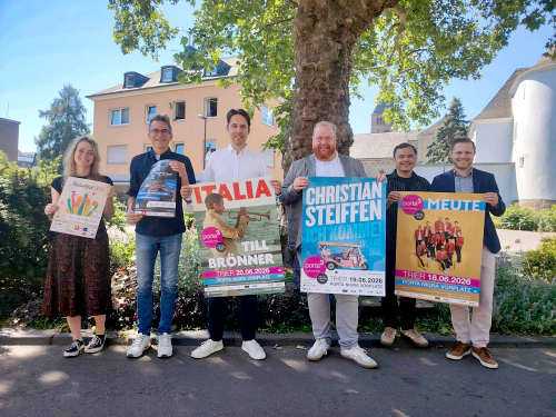 Das Foto zeigt Altstadtfest-Projektleiterin Hanna Landwehr (TTM), BrückenGlück-Projektleiter Jan Hoffmann (TTM), Theaterintendant Lajos Wenzel, Kulturdezernent Markus Nöhl, Popp Concerts-Geschäftsführer Oliver Thomé, TTM-Geschäftsführer Yannick Jaeckert. Bildquelle: Trier Tourismus und Marketing GmbH (TTM)