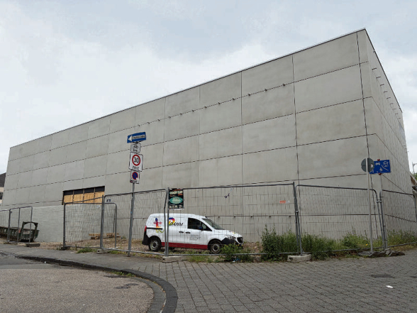 Der Neubau an der Tufa nimmt im Oktober seinen Betrieb auf: Das Wechselwerk wird zur Ausweichspielstätte des Theaters, das in den kommenden Monaten umfassend saniert wird. Sobald die Arbeiten abgeschlossen sind, kehrt der Kulturbetrieb ins Theater zurück – und das Gebäude steht wieder vollständig der Tufa zur Verfügung. Foto: Presseamt Trier