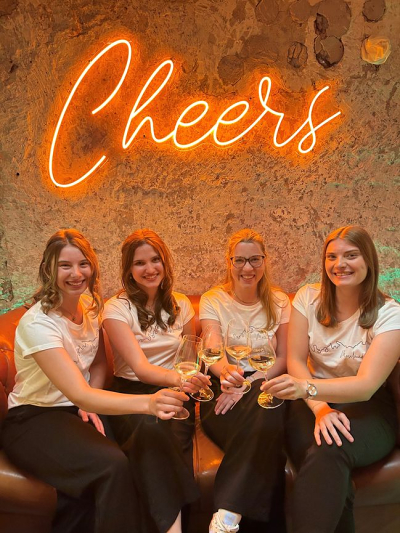 Angelina Roos, Christina Servatius, Johanna Dax und Viktoria Göbel stellen sich der Jury und wollen die Region künftig repräsentieren. Foto: Ansgar Schmitz