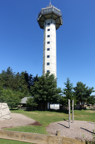 Der Willinger Hochheideturm ist eines der markantesten Bauwerke der Region. Mit 62 Metern Höhe und einer Aussichtsplattform auf 875 Metern über dem Meeresspiegel gilt er als höchster Aussichtspunkt in Nordwestdeutschland. Foto: regiodrei/hb