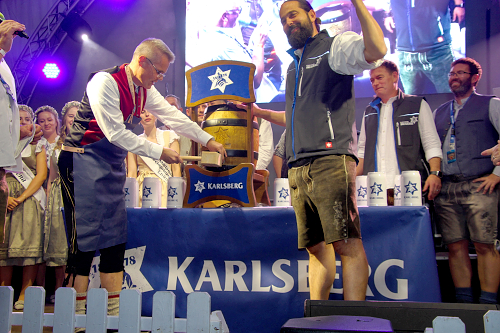 Den offiziellen Startschuss für das 70. Merziger Oktoberfest 2026 gab Oberbürgermeister Marcus Hoffeld, der das erste Fass anzapfte.